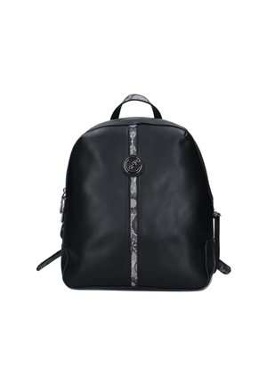 Zaino in pelle nera con una texture liscia, caratterizzato da una striscia centrale grigia a motivo e un logo circolare sulla parte anteriore. Inclusi cinturini regolabili.