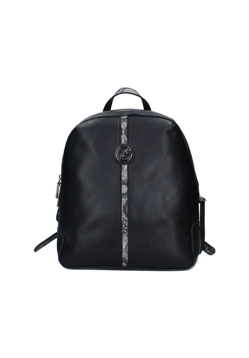 Zaino in pelle nera con una texture liscia, caratterizzato da una striscia centrale grigia a motivo e un logo circolare sulla parte anteriore. Inclusi cinturini regolabili.