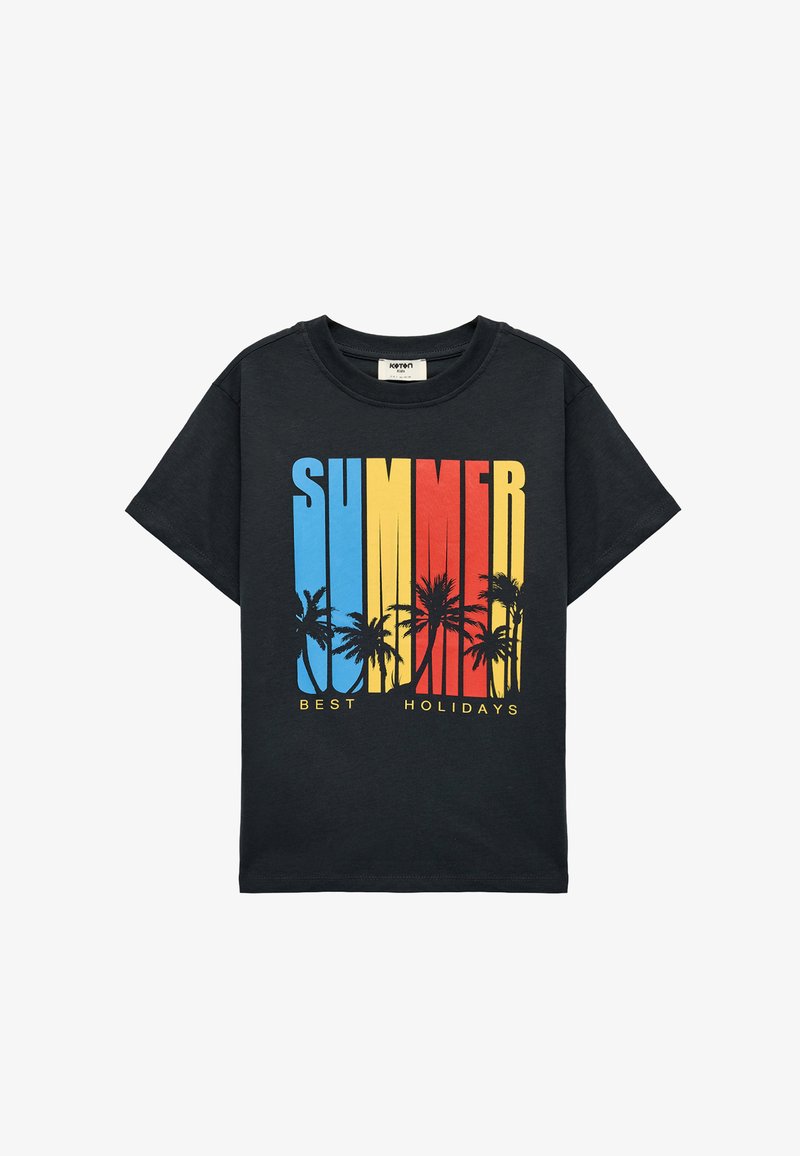 Camiseta negra de manga corta con texto vertical grande "SUMMER" en azul, amarillo y rojo, con siluetas de palmeras, y "BEST HOLIDAYS" debajo.
