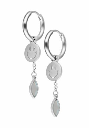 Silberne Creolen mit hängenden Smiley-Anhängern und kleinen transparenten, marquiseförmigen Anhängern.