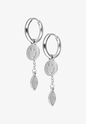 Silberne Creolen mit hängenden Smiley-Anhängern und kleinen transparenten, marquiseförmigen Anhängern.