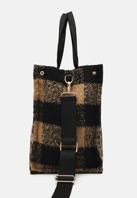 Torba na ramię z wzorem w kratę w kolorze czarnym i brązowym, wykonana z teksturowanej tkaniny, z uchwytem z eko-skóry i złotymi akcentami.