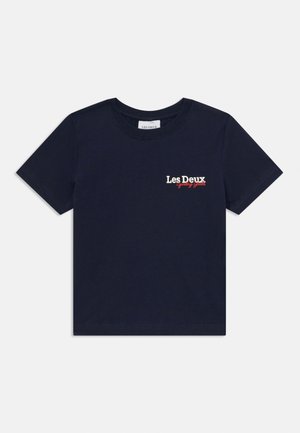 Navy Baumwoll-T-Shirt mit kurzen Ärmeln, das ein weißes und rotes "Les Deux"-Logo auf der linken Brust zeigt. Klassisches Rundhals-Design.