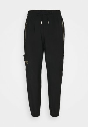 Czarne dresy z elastycznym pasem, sznurkiem do regulacji, zamykanymi kieszeniami bocznymi oraz kieszenią cargo. Wykonane z gładkiego, trwałego materiału.