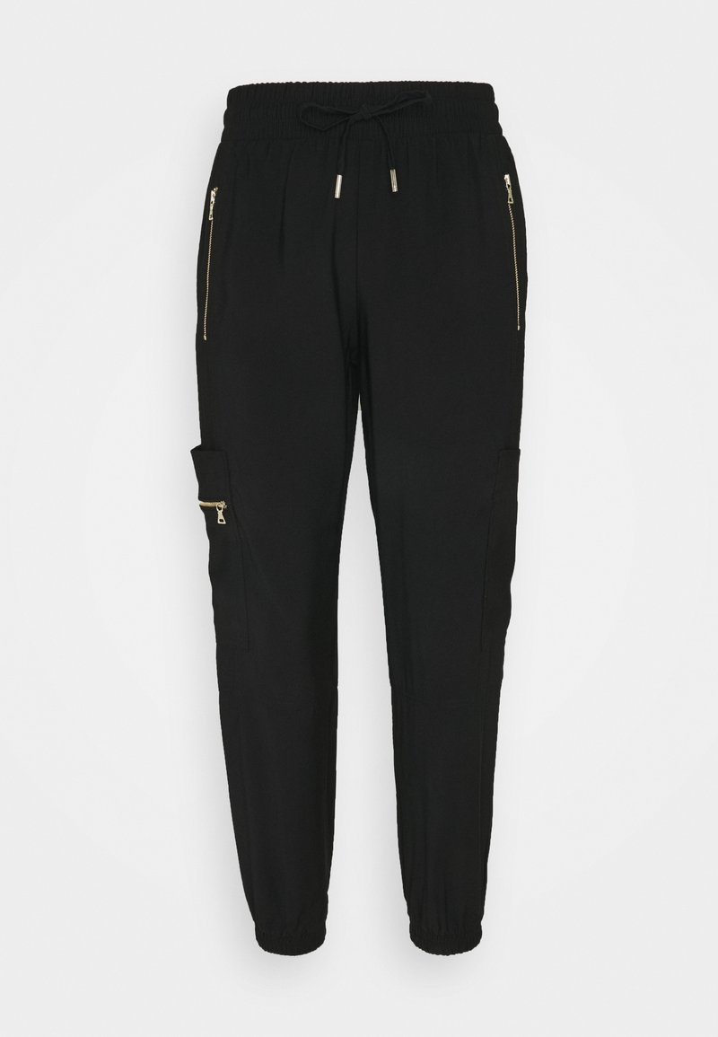 Schwarze Jogginghosen mit elastischem Bund, Kordelzug, seitlichen Reißverschlusstaschen und einer Cargotasche. Aus einem glatten, strapazierfähigen Stoff gefertigt.