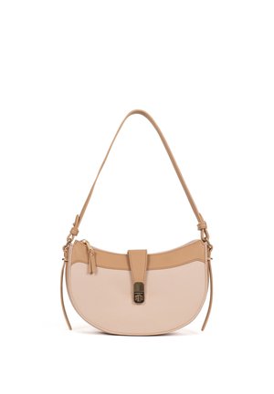 Borsa a mezzaluna in pelle beige e marrone chiaro con zip superiore, fibbia frontale e tracolla regolabile.