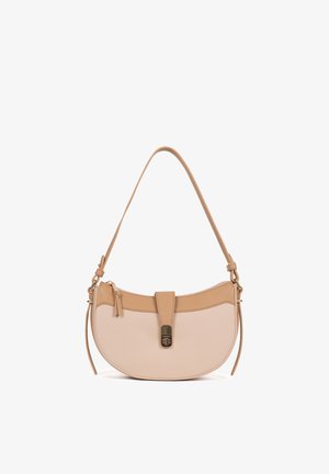 Halvemaanvormige handtas van beige en bruin leer met een rits aan de bovenkant, voorste gespsluiting en verstelbare schouderriem.