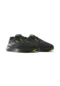 Sapatos atléticos pretos com parte superior em malha, detalhes em neon verde, superfícies texturizadas e sola salpicada. Possui atacadores e calcanhar almofadado.