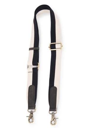 Canvas-Schultergurt mit einem beigen und schwarzen Streifenmuster, Metallbeschlägen und Lederakzenten an den Befestigungspunkten.