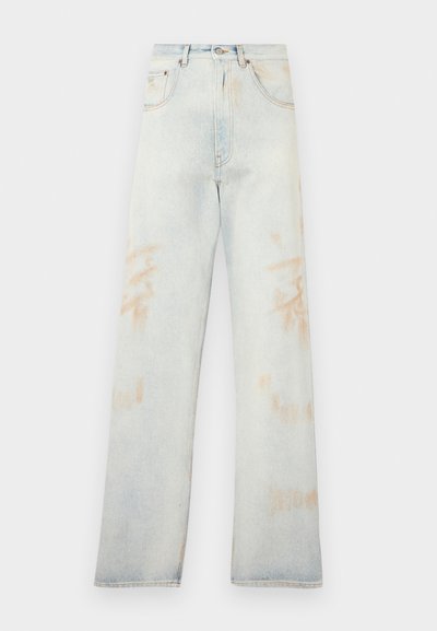 Heledad sinine teksapüksid kõrge vöökoha, laia jala ja väikeste pleekinud laikudega. Omab traditsioonilist viit taskut ja metallist detailid.