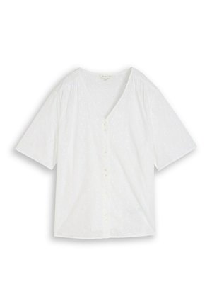 Weiße Kurzarmbluse mit V-Ausschnitt, Knöpfen vorne und dezentem Lochblumenmuster auf leichtem Stoff.