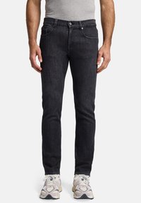 Donkergrijze slim fit jeans voor mannen met een gladde textuur, vijf zakken, knoopsluiting en stiksels als accent. Draag ze met lichtgekleurde sneakers.