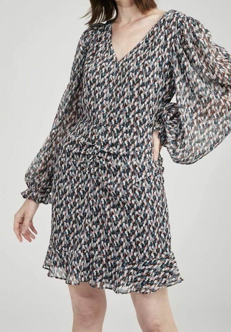 Jurk met korte mouwen en een V-hals, met een meerkleurig, abstract patroon. Gemaakt van lichtgewicht stof met een rucheszoom en volumineuze mouwen.