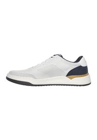 Sneaker bianca in rete con accenti blu navy e oro, caratterizzata da una tomaia texture, lacci rotondi e una suola in gomma nera.