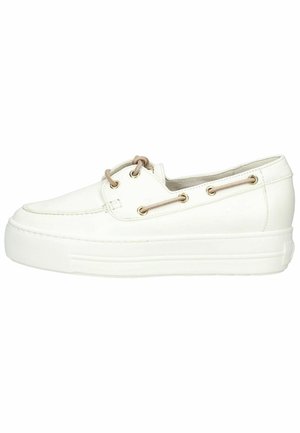 Biały but łódka na platformie z beżowym sznurowadłem przewleczonym przez złote przelotki, górna część z gładkiej skóry oraz gruba gumowa podeszwa.