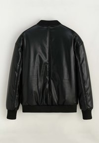 Veste bomber en similicuir noir avec col, poignets et ourlet côtelés, vue de dos sur un fond neutre.