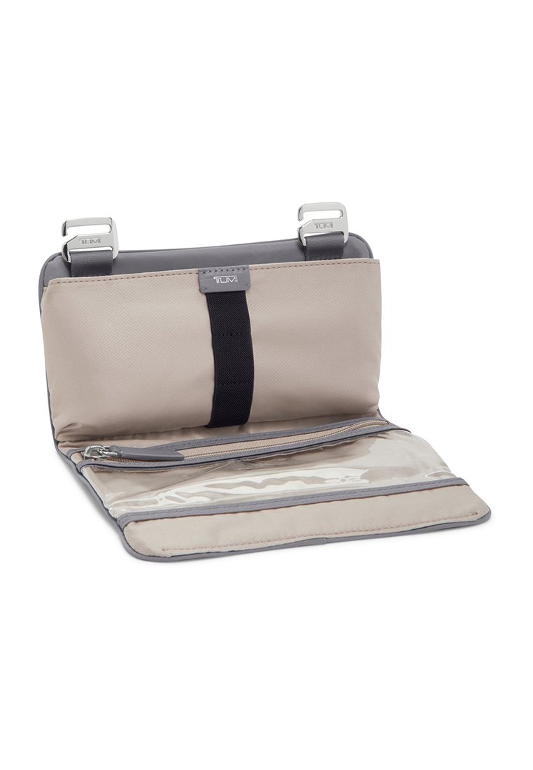 Graham- und beige Reisetasche aus Nylon, ausgestattet mit silbernem Hardware, einer Reißverschlusstasche und mehreren Fächern für Karten und Dokumente.