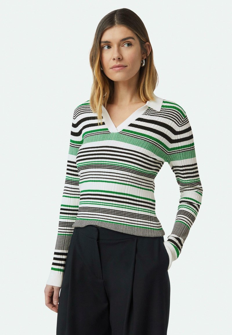 Gestreifter Pullover in Grün, Schwarz und Weiß; gerippte Textur; V-Ausschnitt-Design; lange Ärmel; weißer Kragen; figurbetonte Silhouette.