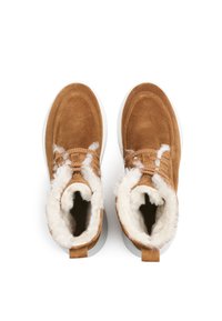 Bruine suede enkellaarzen met een witte nep leren voering, getextureerde veters en een flexibele witte tussenzool. Voorzien van een lus aan de hiel.