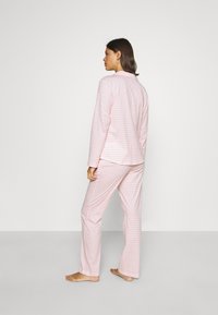Rosa rutig pyjamas-set med långärmad knapp-up topp och rak benbyxa, tillverkad av mjuk tyg, med ett klassiskt gingham-mönster.