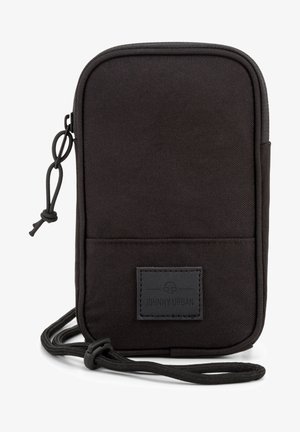Czarna fabriczna pochewka na telefon o teksturowanym wykończeniu. Posiada zamek błyskawiczny, regulowany pasek, przednią kieszeń oraz naszywkę z logo.