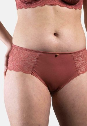 Sous-vêtements hipster de couleur ambre avec des détails en dentelle sur les côtés, tissu lisse, et un petit accent doré à l'avant.