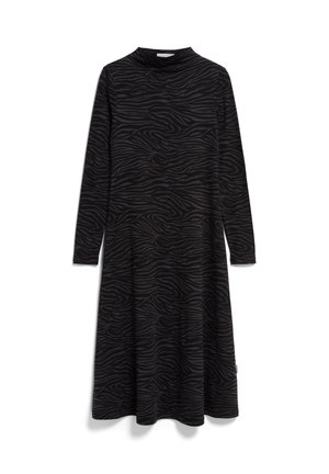 Abito midi nero a maniche lunghe con scollo alto e motivo a strisce zebrate grigio scuro, presentato piatto su uno sfondo bianco.