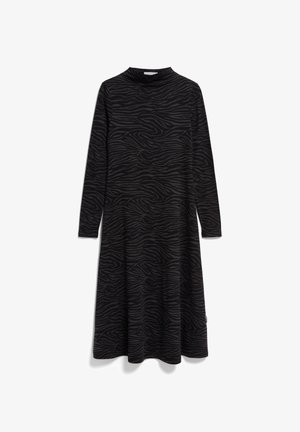 Abito midi nero a maniche lunghe con scollo alto e motivo a strisce zebrate grigio scuro, presentato piatto su uno sfondo bianco.