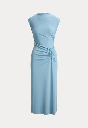 Robe midi bleu clair sans manches avec encolure haute et fronces asymétriques sur le côté droit de la taille, silhouette lisse et ajustée.