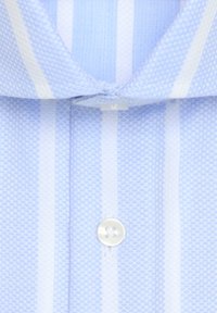 Col de chemise bleu clair avec des rayures verticales blanches et un seul bouton blanc fermé à l'avant.