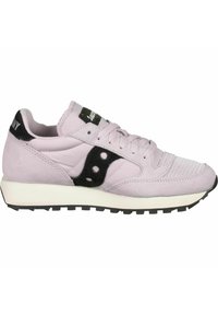 Chaussure de sport violet clair avec une tige en suède et textile, des accents noirs, une fermeture à lacets, et une semelle intermédiaire blanche au-dessus d'une semelle extérieure en caoutchouc noir.