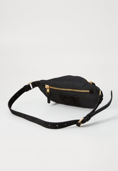 Crni platneni crossbody smatrač s zlatnim zatvaračem, suede dodacima, pravokutnim oblikom, podesivim remenom i teksturiranom površinom.