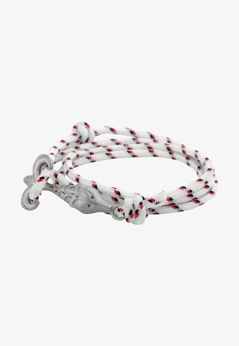 Corde blanche enroulée avec des rayures rouges et noires et une boucle métallique argentée en forme de tête d’animal sur fond blanc.