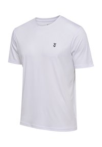 Vit t-shirt med kort ärm gjord av mjukt tyg. Har en liten svart chevron-logotyp på bröstet. Rund halsringning med sydda sömmar.