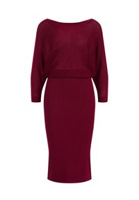 Robe en maille bordeaux avec manches trois-quarts, encolure bateau, jupe crayon ajustée et un corsage ample avec effet blousant.