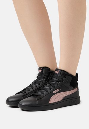 Baskets montantes noires en cuir avec un accent logo rose, panneau latéral texturé et col rembourré pour plus de confort.