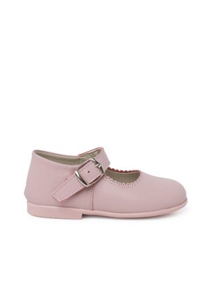 Rosa Leder-Mary-Jane-Schuhe mit runder Spitze, verstellbarem Riemen und gewelltem Besatz entlang der Öffnung. Flache Sohle mit minimalem Profil.