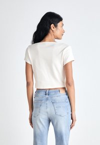 Tommy Jeans NECKLINE DETAIL  - Jednoduché tričko - ancient white