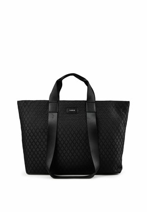 Borsa tote nera testurizzata con manici corti e lunghi e una piccola etichetta rettangolare del marchio Gabor al centro davanti.