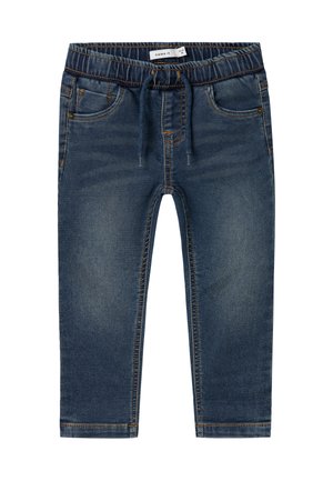 Pantaloni in denim blu scuro con un morbido elastico in vita, cordoncino e tasche frontali; texture leggermente strappata con cuciture gialle.