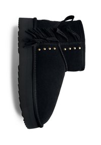 Stivaletto alla caviglia in suede nero con frange, borchie dorate e suola in gomma nera. Presenta una punta arrotondata e una texture morbida.