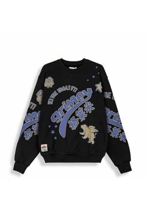 Schwarzer Sweatshirt mit blauem und beigem "grimey"-Schriftzug, chinesischen Schriftzeichen, Sternen, einem Bären mit Flügeln als Grafik und einem Aufnäher nahe dem Saum.