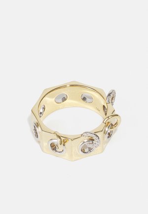 Inel din aur de 14k cu formă hexagonală, având deschideri circulare și accente de argint, inclusiv embellish-uri detaliate și o finisare texturată.