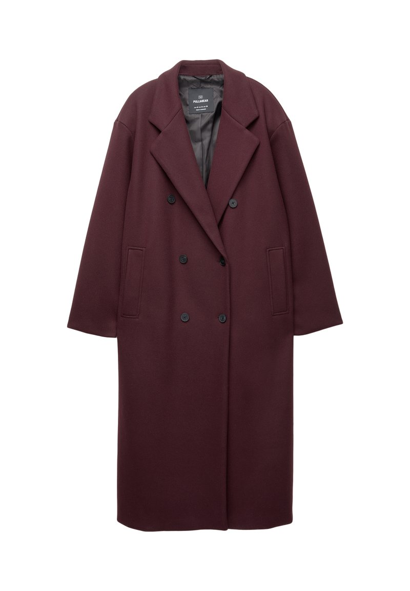 Bordeaux villasekoite kaksirivinen takki, jossa on suuret läpät, kaksi etutaskua ja mustat napit. Sujuva pinta, polvimittainen, rento istuvuus.