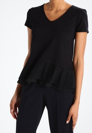 Sort top med korte ærmer og V-udskæring, med en plisseret chiffonkant. Glat tekstur, der overgår til lagdelt detalje i bunden.