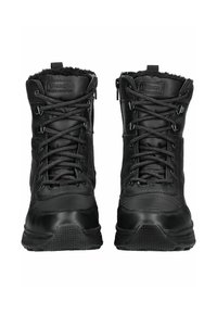 Botas negras impermeables con un acabado texturizado, con cordones planos, un cuello de piel sintética y una cremallera lateral para un uso fácil.