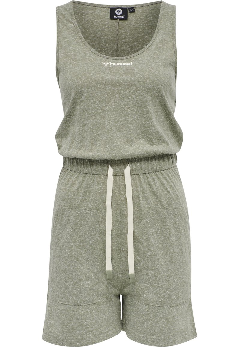 Combinaison verte sans manches en tissu doux ; dotée d'un col rond, d'une taille élastique avec cordon de serrage et de poches latérales.