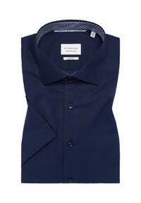 Navyblauwe slim-fit overhemd van gladde stof, met een standaard kraag, vier zwarte knopen en een gedetailleerde binnenkraag met patroon.
