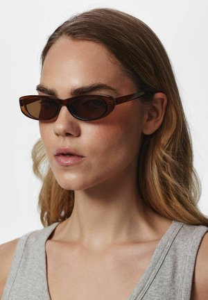 Pieces, SUNGLASSES PCMILANIA - Slnečné okuliare - hot fudge