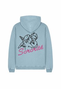 Svetlomodrá mikina s kapucňou a prednou klokánkou. Obsahuje vyšívaný dizajn dvoch cherubínov a slovo "Sororité" v ružovej kurzívne.